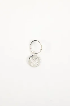 MaisonCléo Bijoux>RUNWAY LOOK 18 – Mini anneau en argent avec pendentif médaillon gravé papillon