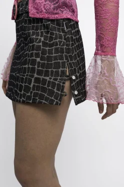 MaisonCléo Jupes>RUNWAY LOOK 34 – Mini jupe imprimé en jean avec boucle vintage rose