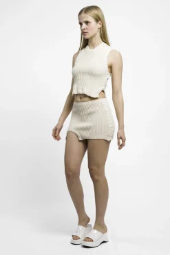 MaisonCléo Jupes>RUNWAY LOOK 27 – Mini-jupe tricoté en coton écru avec fente