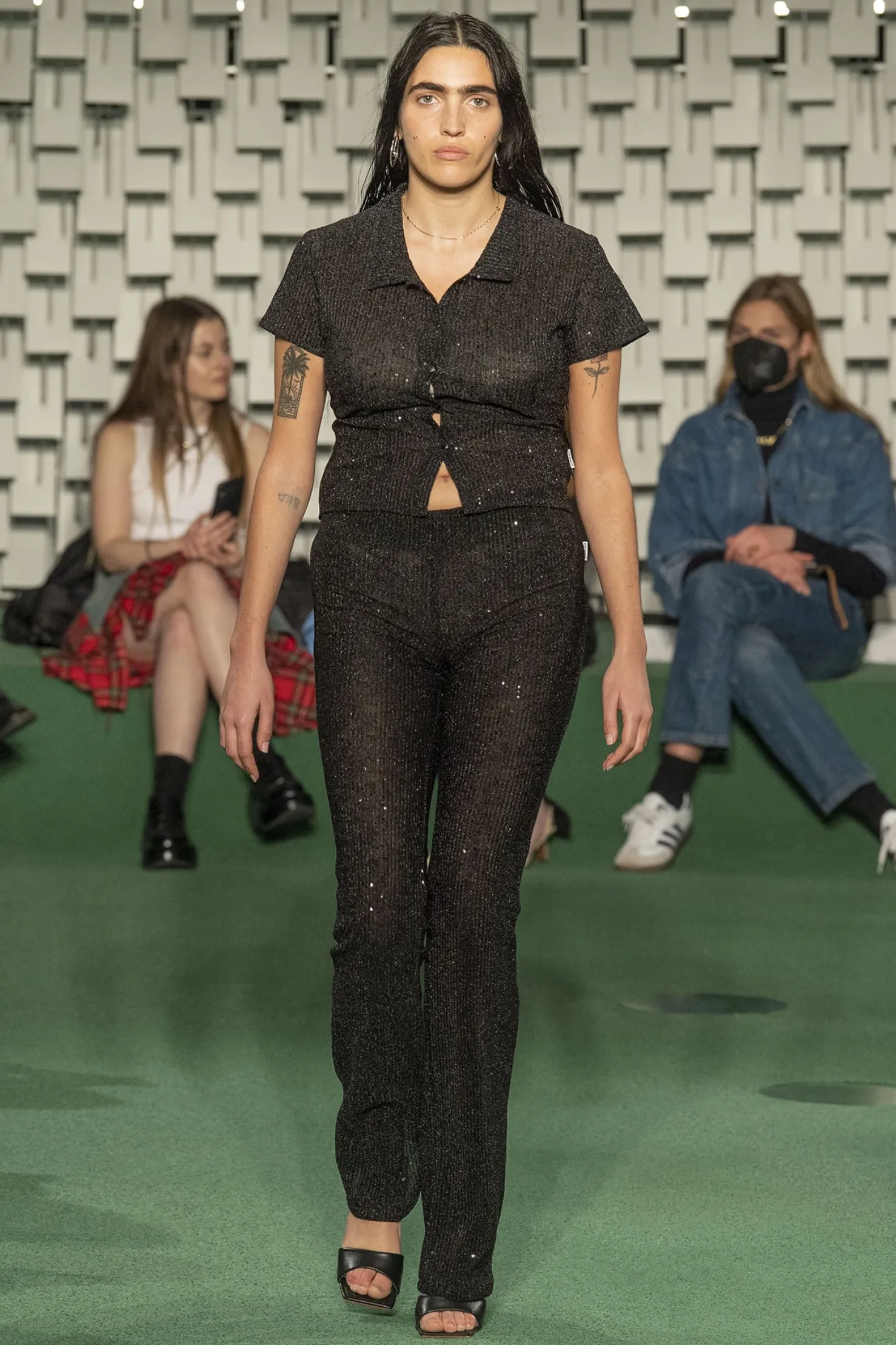 MaisonCléo Pantalons / Shorts>RUNWAY LOOK 45 – Pantalon à sequins noirs évasé