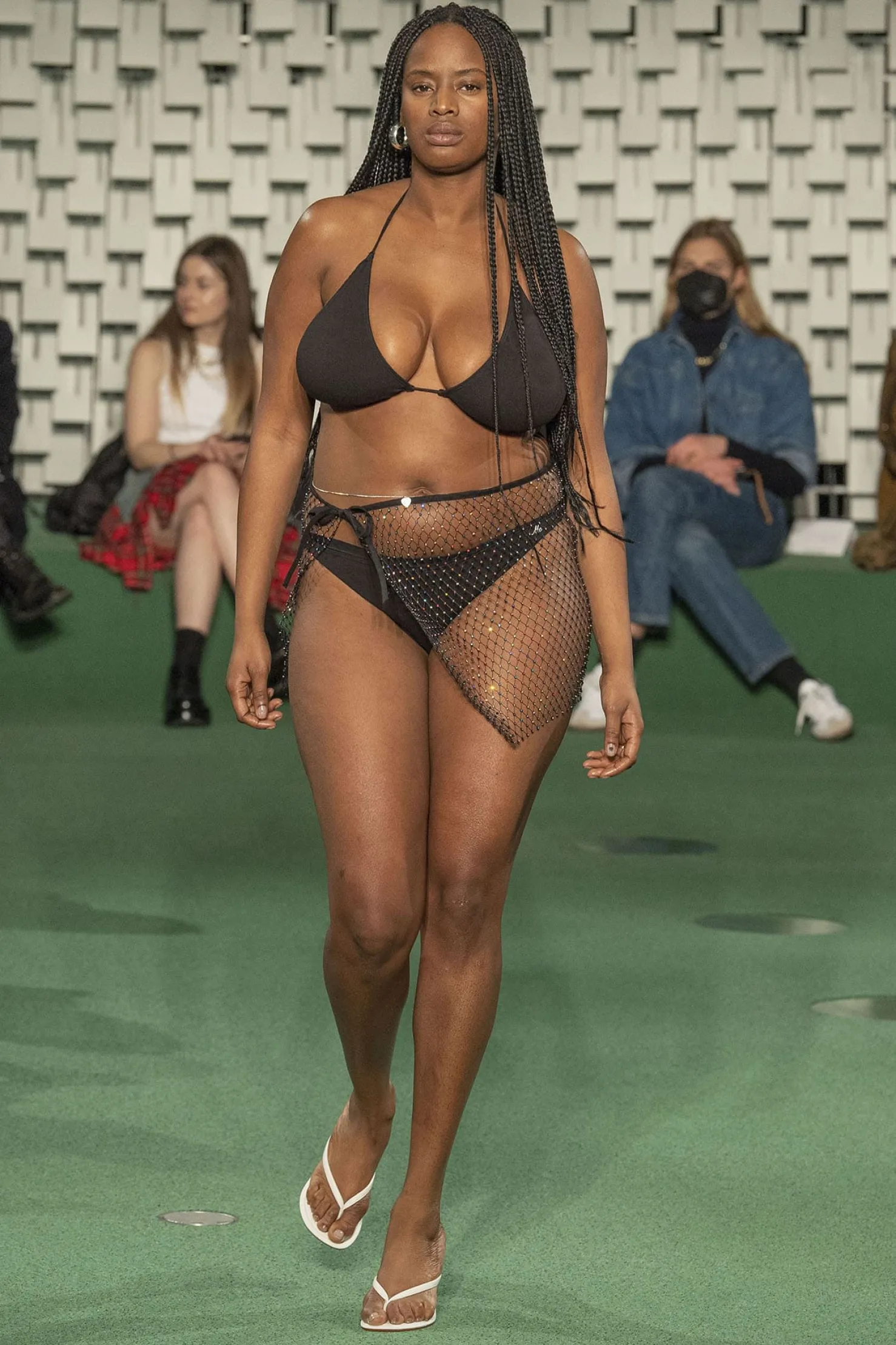 MaisonCléo Jupes|Maillot De Bain>RUNWAY LOOK 48 – Paréo strass noirs brillants sequins