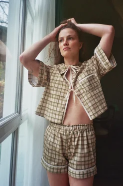 MaisonCléo Pantalons / Shorts>Short pyjama LETIZIA à carreaux kaki clair et beige – HOLIDAYS CAPSULE 5/25