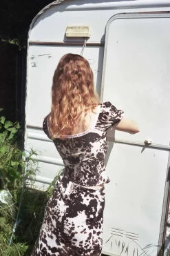 MaisonCléo Blouses>Top à motif vache marron en soie et détail ruban rose