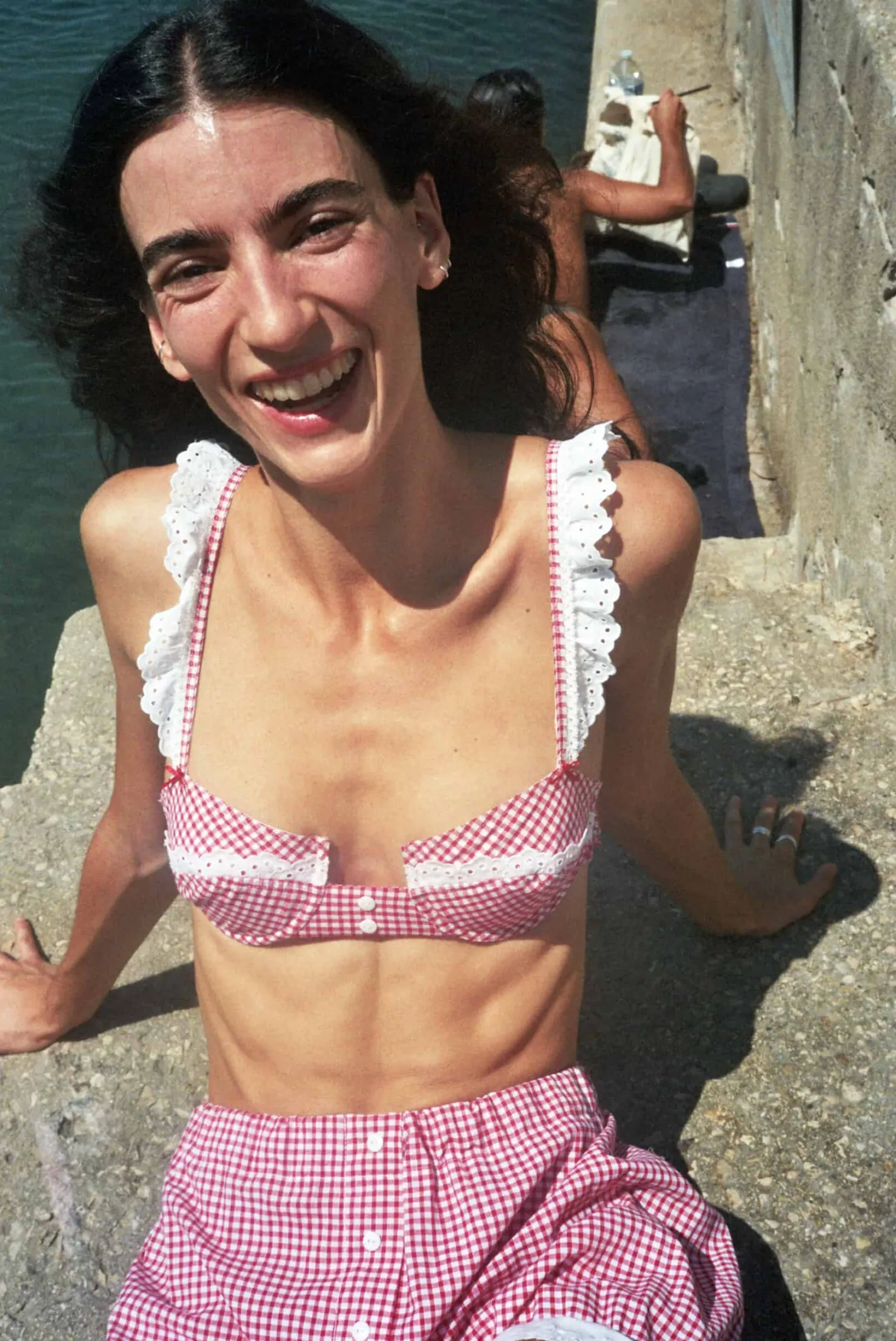 MaisonCléo Tops>Top balconnet en coton vichy rouge à broderies volantées