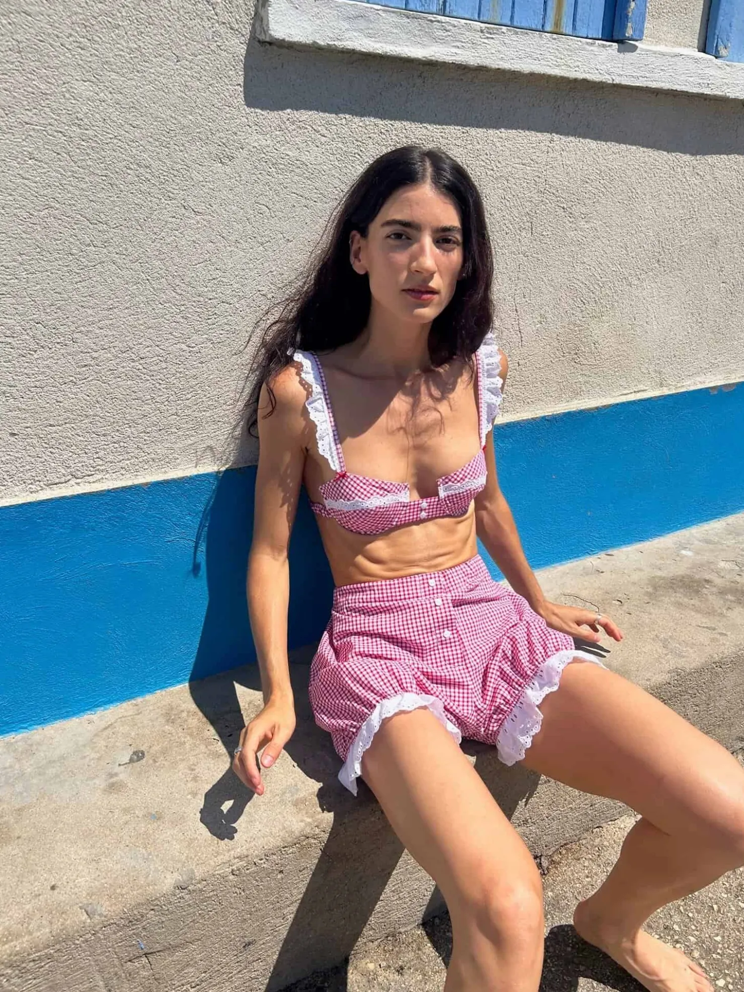 MaisonCléo Tops>Top balconnet en coton vichy rouge à broderies volantées