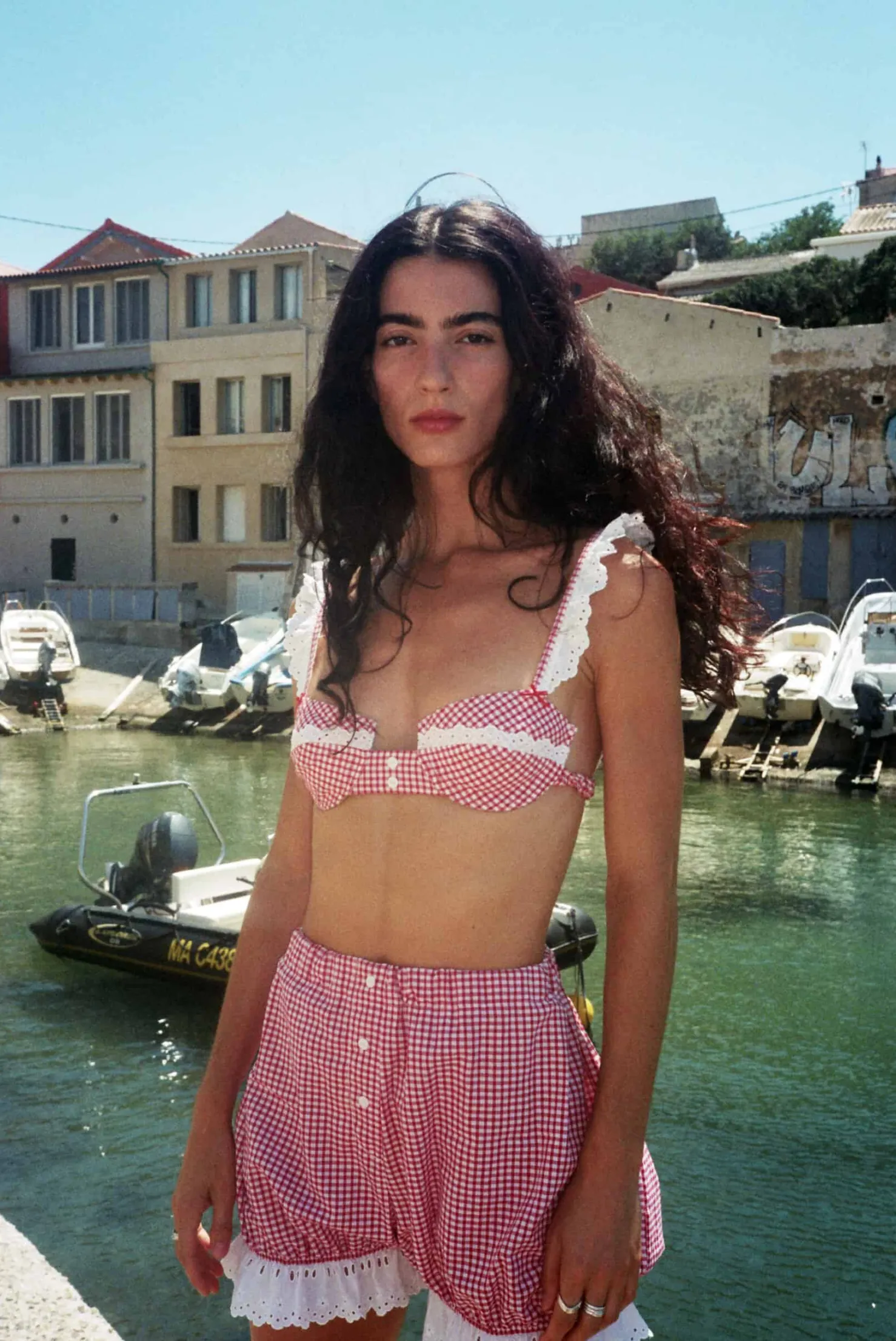 MaisonCléo Tops>Top balconnet en coton vichy rouge à broderies volantées