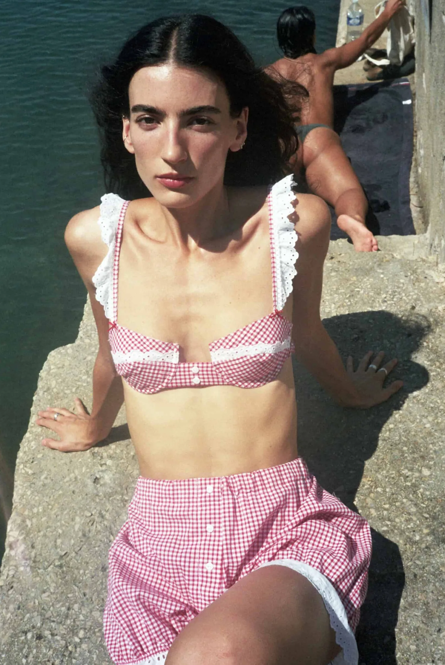 MaisonCléo Tops>Top balconnet en coton vichy rouge à broderies volantées