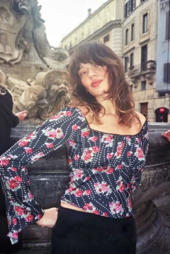 MaisonCléo Blouses|Tops>Top GWENOLA en soie roses rouges et pois avec broderie noire – Capsule L&rsquo;AMOUR