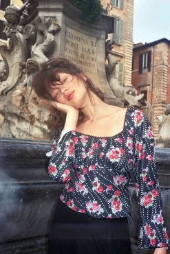 MaisonCléo Blouses|Tops>Top GWENOLA en soie roses rouges et pois avec broderie noire – Capsule L&rsquo;AMOUR