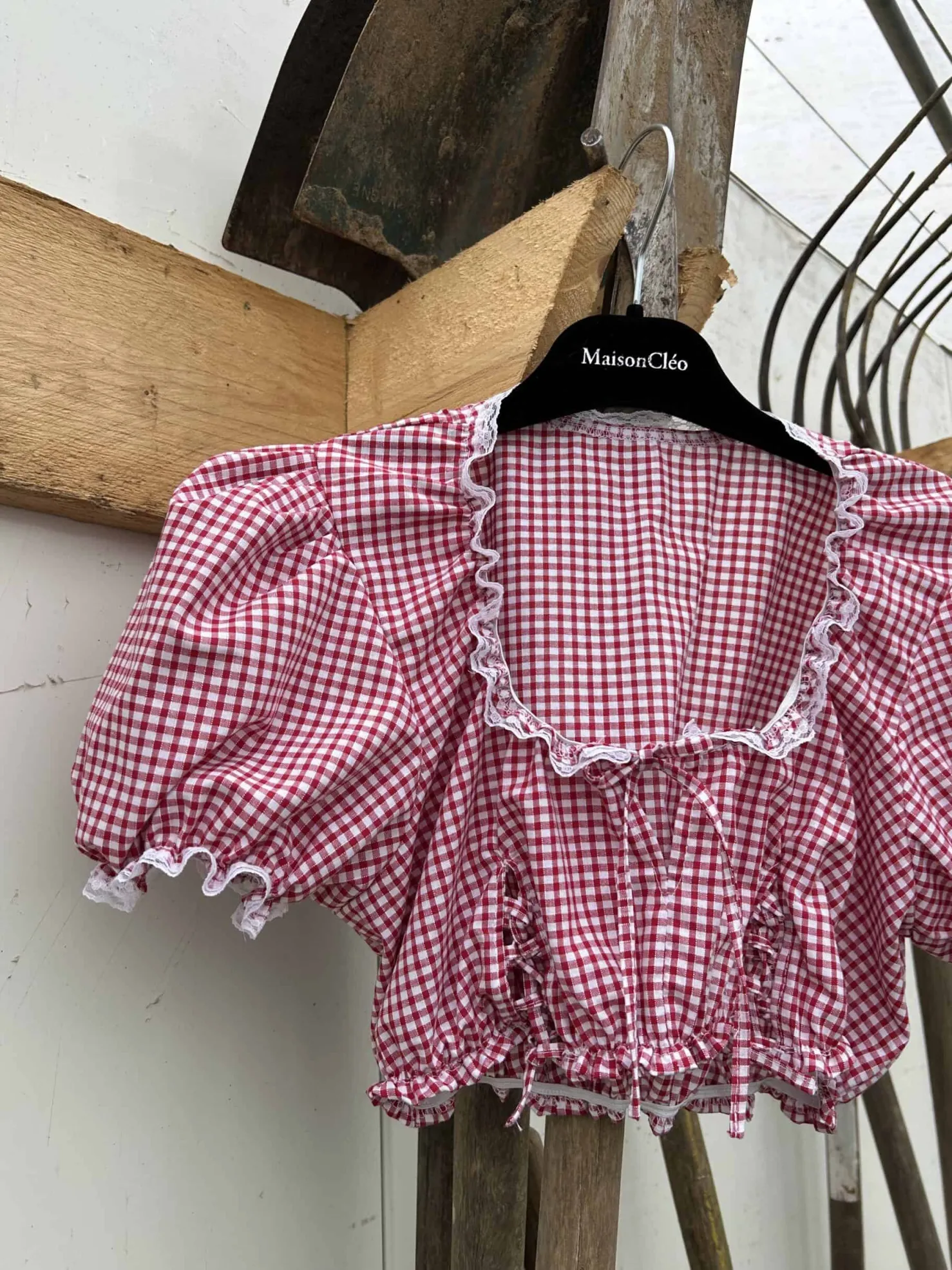 MaisonCléo Tops>Top mini bouffant en coton vichy rouge et dentelle de Calais