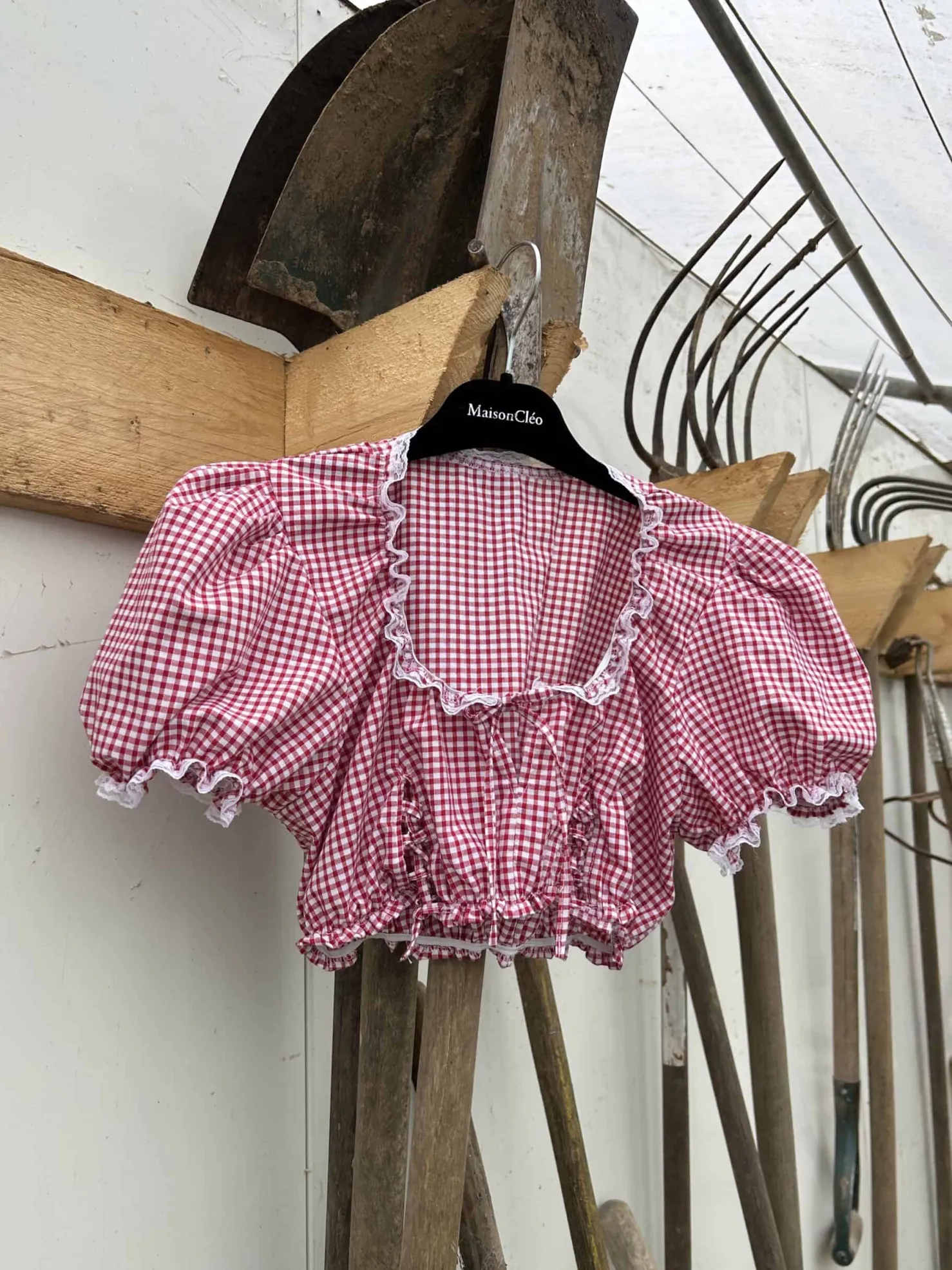 MaisonCléo Tops>Top mini bouffant en coton vichy rouge et dentelle de Calais