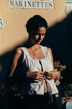 MaisonCléo Tops>Top sans manches Rose en coton blanc avec dentelle froufrous