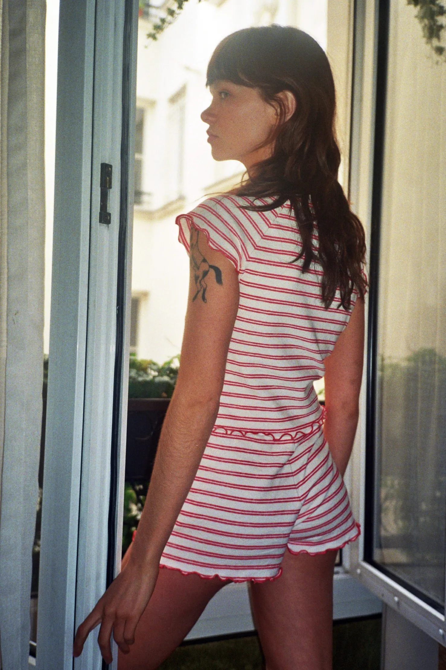 MaisonCléo Tops>T-shirt manches roulotté blanc cassé et rouge à rayures Eddy