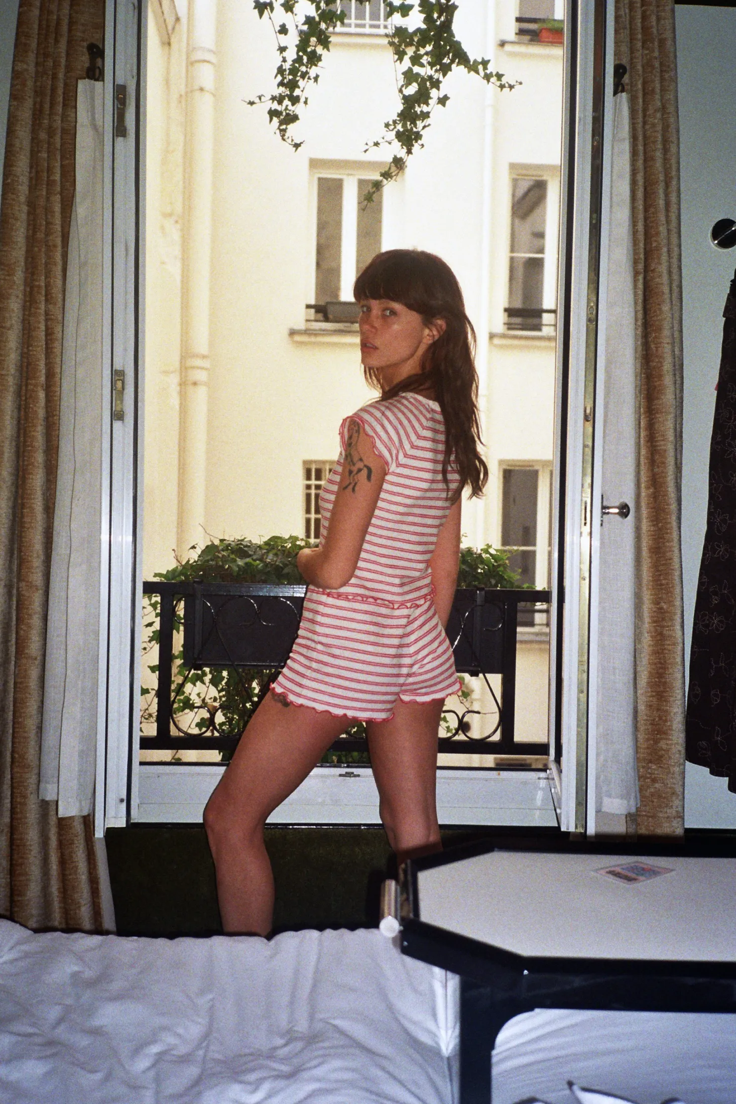 MaisonCléo Tops>T-shirt manches roulotté blanc cassé et rouge à rayures Eddy