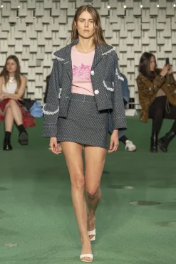 MaisonCléo Tops>T-shirt officiel premier défilé « Première Fois »