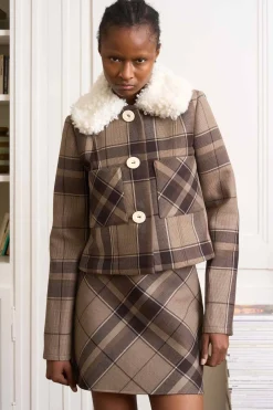 MaisonCléo Vestes / Manteaux>Veste ajustée à carreaux marrons avec fausse fourrure écrue bouclée