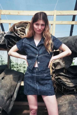 MaisonCléo Jupes>Veste manches courtes en jean bleu foncé à motif roses délavées