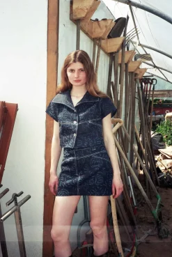 MaisonCléo Jupes>Veste manches courtes en jean bleu foncé à motif roses délavées