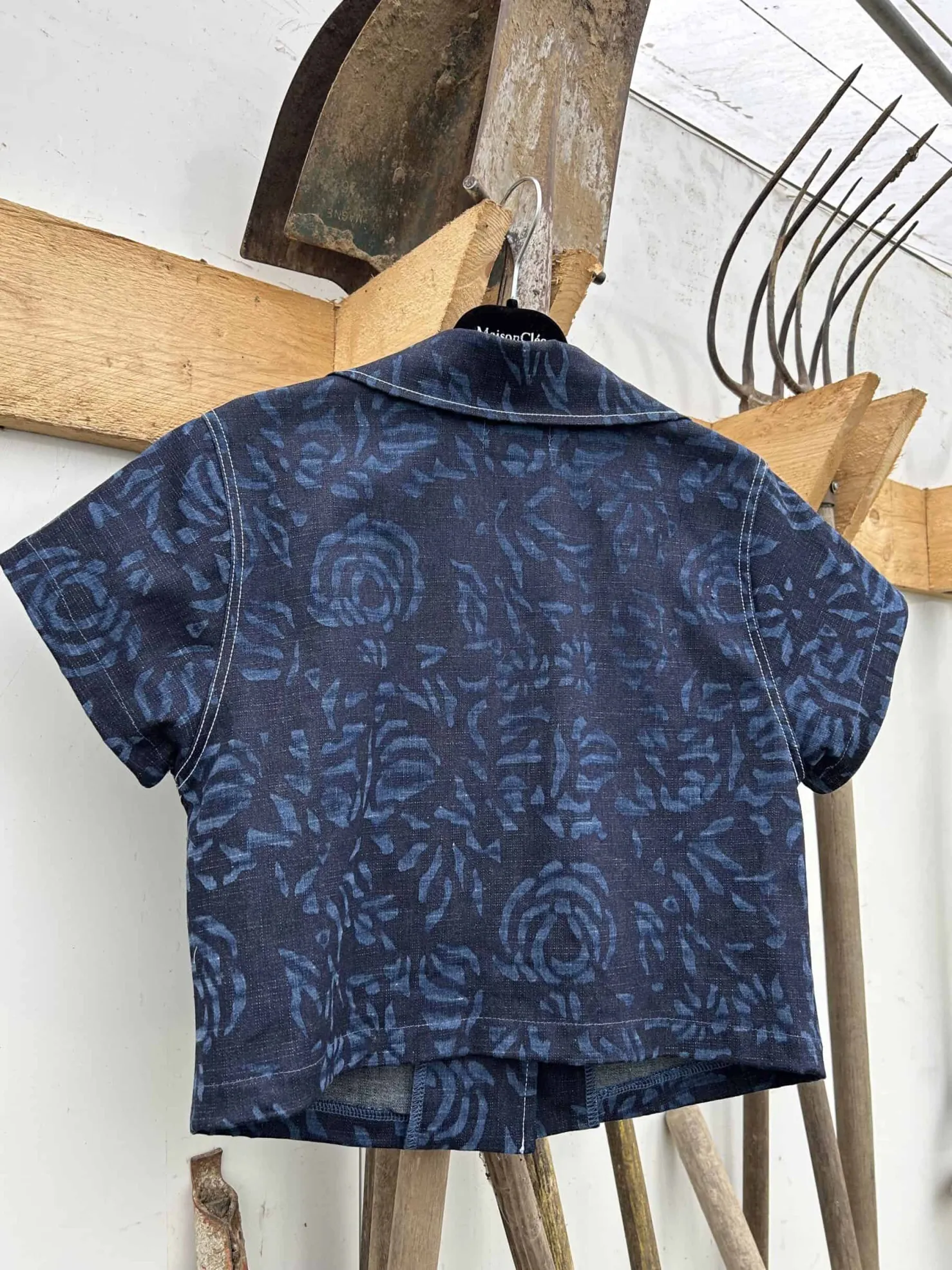 MaisonCléo Jupes>Veste manches courtes en jean bleu foncé à motif roses délavées