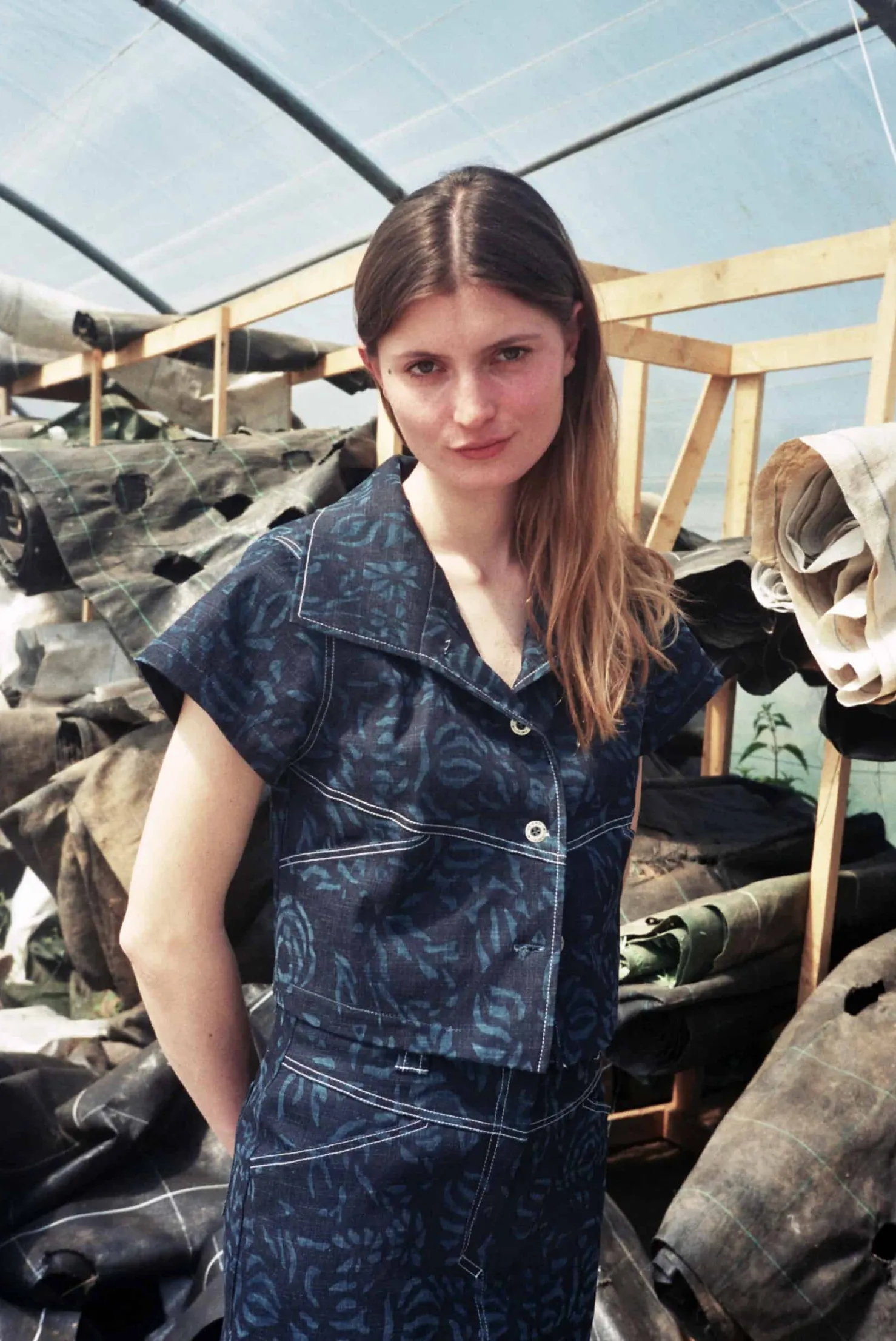 MaisonCléo Jupes>Veste manches courtes en jean bleu foncé à motif roses délavées