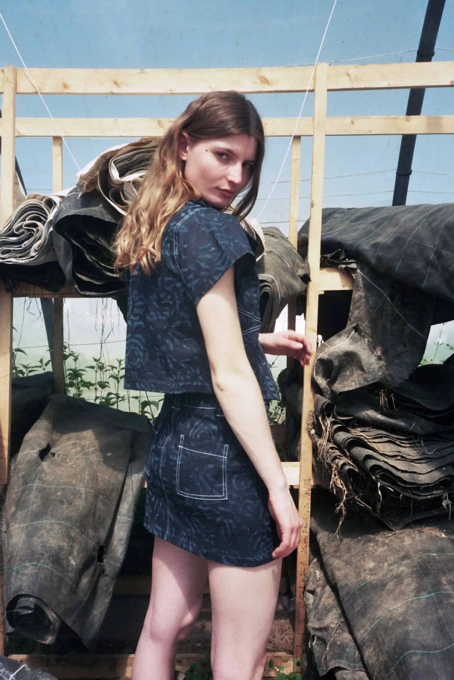 MaisonCléo Jupes>Veste manches courtes en jean bleu foncé à motif roses délavées