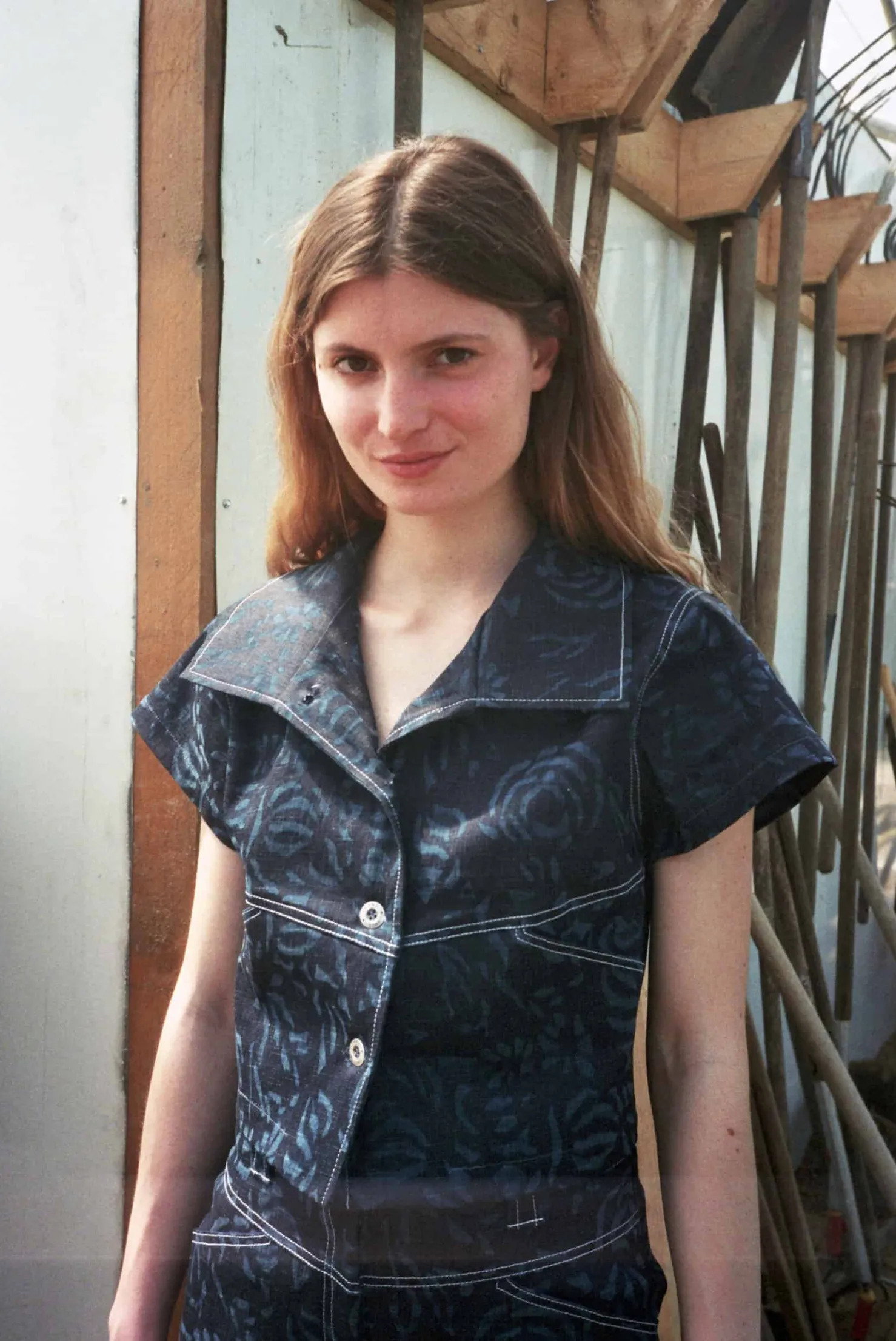 MaisonCléo Jupes>Veste manches courtes en jean bleu foncé à motif roses délavées