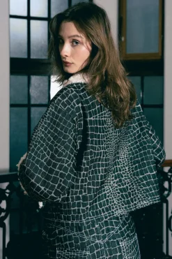MaisonCléo Vestes / Manteaux>Veste oversize en denim imprimée crocodile avec détails de fausse fourrure bouclée STELLA