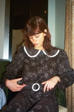 MaisonCléo Vestes / Manteaux>Veste Sophia en velours ras marron chocolat et fleurs beiges brodées
